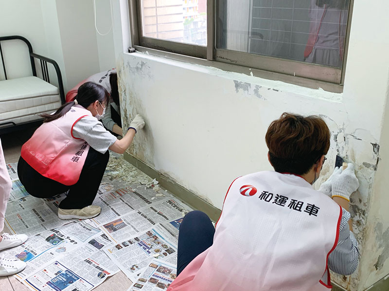 志工仔細刮除壁癌