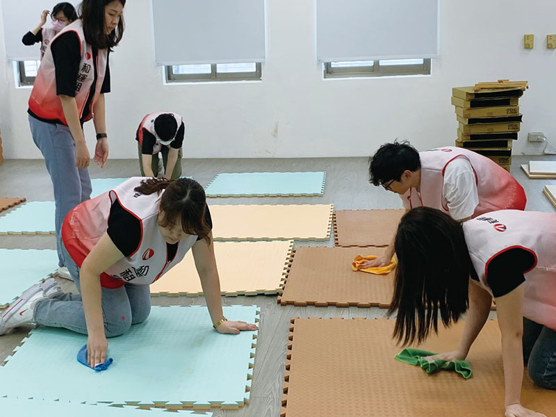 志工揮汗擦拭地墊