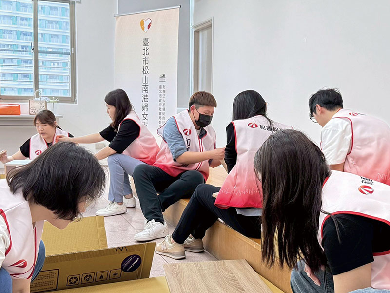 志工細心組裝收納櫃