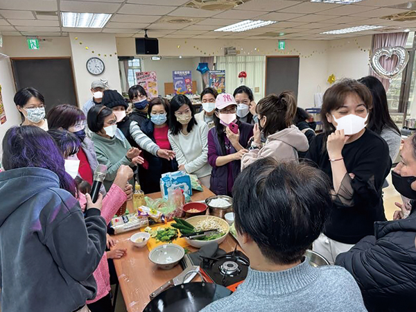 講師帶領大家認識涼拌米線製作的食材