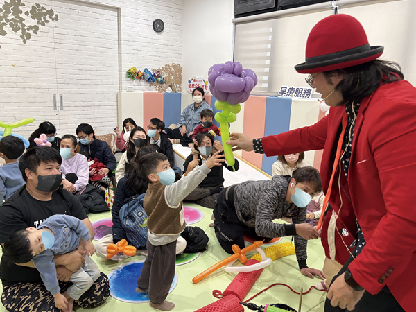 老師將造型氣球送給小朋友