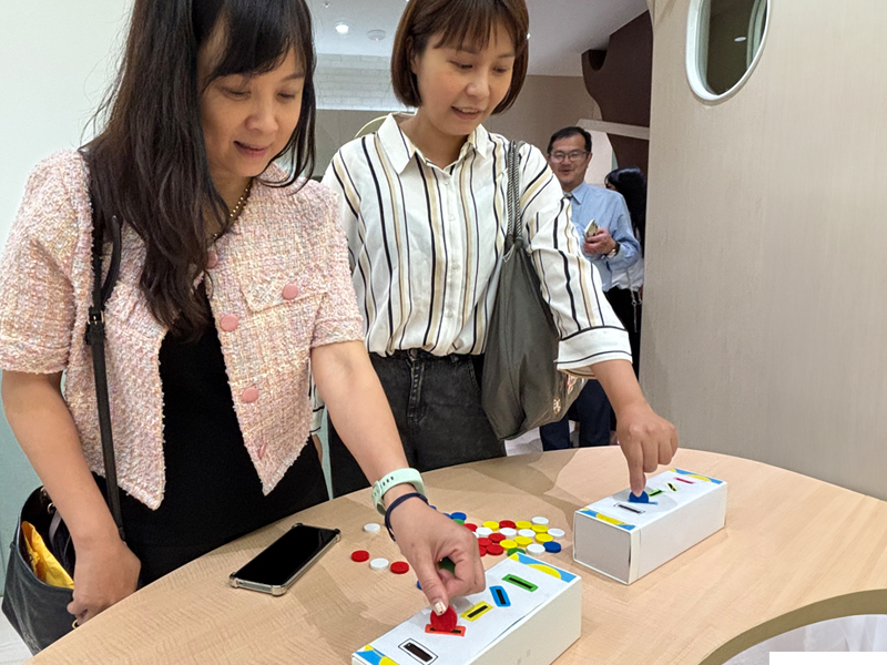 來賓進行「指尖投幣」體驗活動