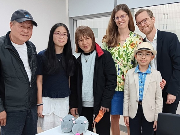 A Reunion of Love(Subject Image)